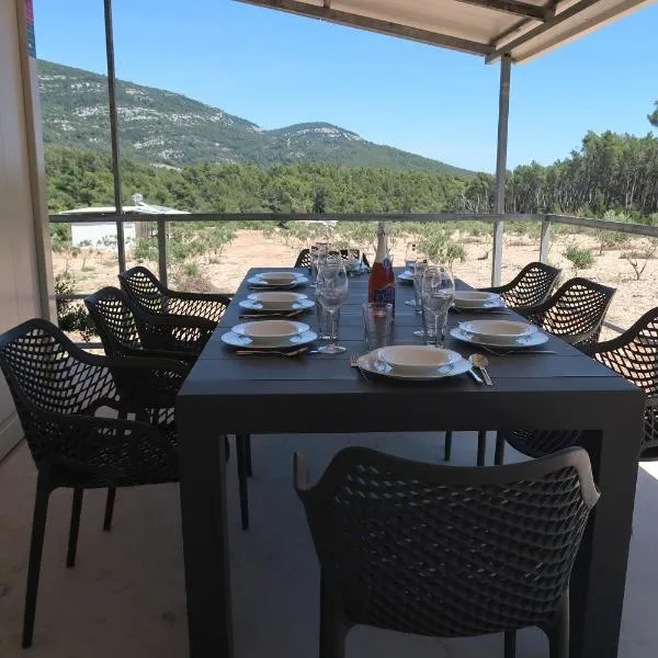 Robinson olive tree huts, hotel en Korčula