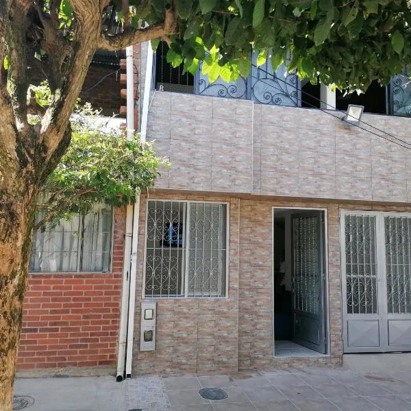 Bienvenido a tu segundo hogar a dos cuadras del centro recreaciónal lagos club comfatolima, hotel u gradu Ibage