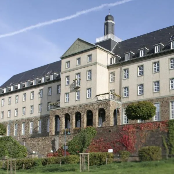 Kardinal Schulte Haus, hotelli kohteessa Bergisch Gladbach