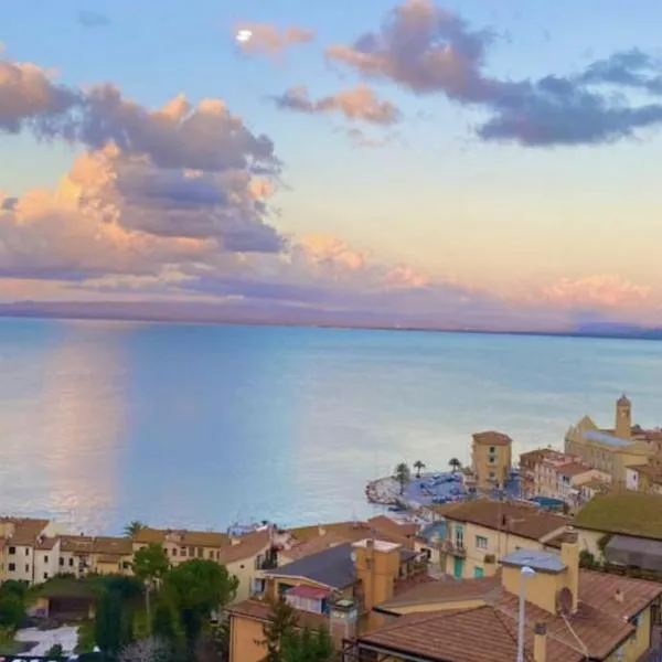 BILOCALE VISTA MARE CON POSTO AUTO, hotel din Porto Santo Stefano