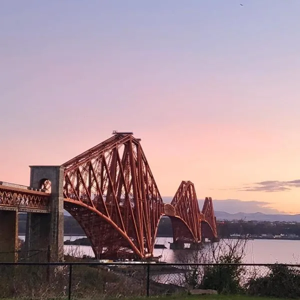 Three Bridges Waterfront, hotel di Dunfermline