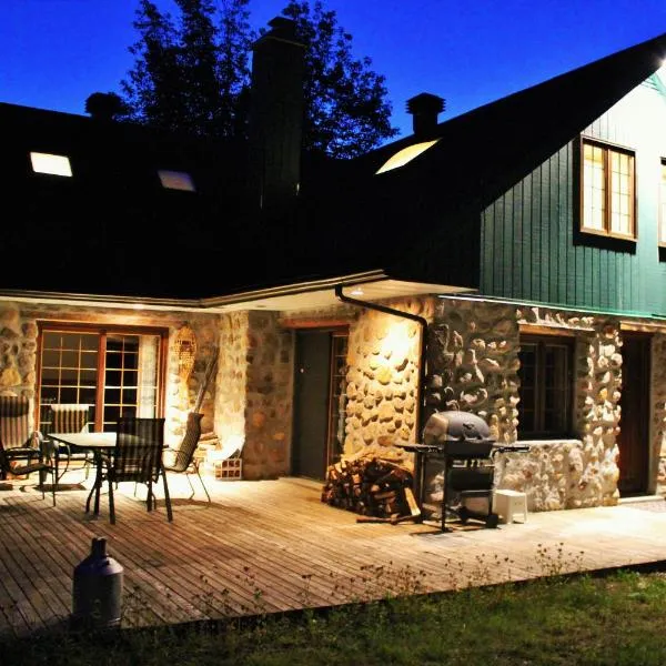 Chalet Rustique CRDS Tremblant: Lac-Superieur şehrinde bir otel