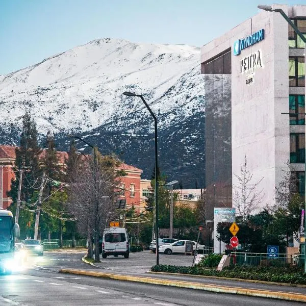 Wyndham Santiago Pettra, hotel din Santiago