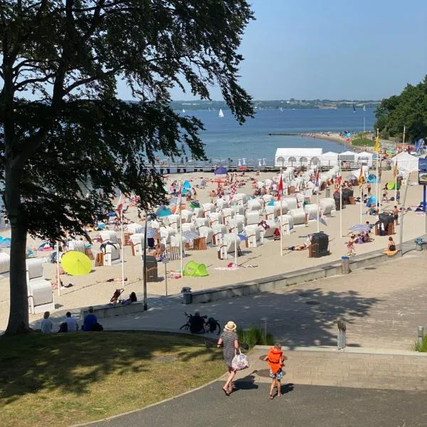 Strandblick mit Strandkorb & Fahrrädern, hotel v destinaci Glücksburg