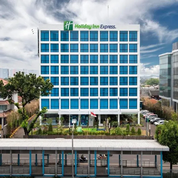 Holiday Inn Express Jakarta Matraman, an IHG Hotel: Rawamangun-muka şehrinde bir otel