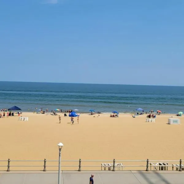 Oceanfront beach, sky, & dolphins, hotel v destinácii Virginia Beach