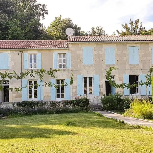 ENTRE PIERRE ET BOIS: Saint-Savinien bir otel