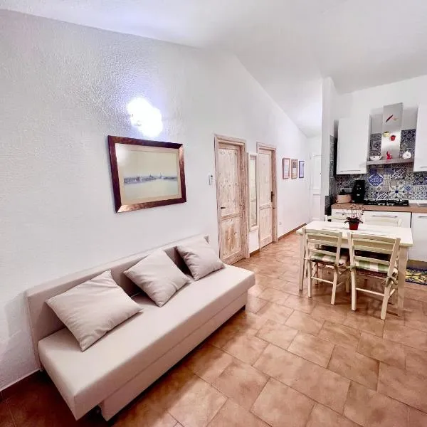 DOMUS HENRICUS -THREEROOM APARTMENT IN PORTO POLLO 400 Meters from the sea, hotel en Porto Pollo