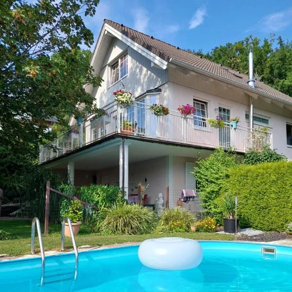 68m2 Ferienwohnung mit Pool und Garten, hotel v mestu Behamberg