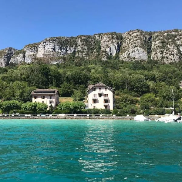 Rare 2 bedroom with private beach on Lake Annecy, hotel v destinácii Doussard