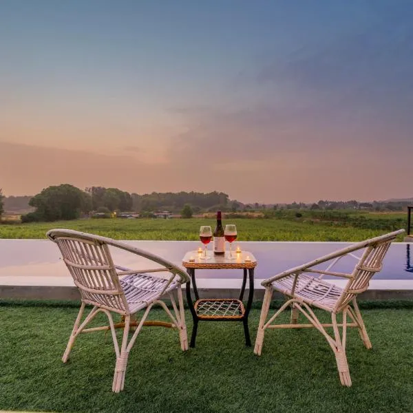 SaffronStays Onellaa, Nashik - infinity pool villa surrounded by a vineyard, hotel u gradu 'Trimbak'