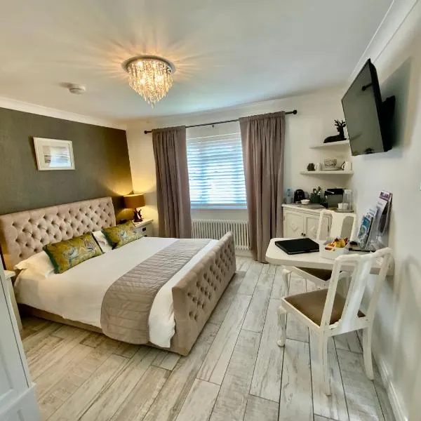 THE KNIGHTWOOD OAK a Luxury King Size En-Suite Space - LYMINGTON NEW FOREST with Totally Private Entrance - Key Box entry - Free Parking & Private Outdoor Seating Area - Town ,Shops , Pubs & Solent Way Walking Distance & Complimentary Breakfast Items, khách sạn ở Lymington