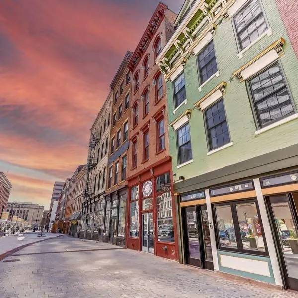 Spacious 2 bed 2 bath Downtown OTR condo minutes walk to the Reds Bengals stadium & more!, hotel u gradu 'Cincinnati'