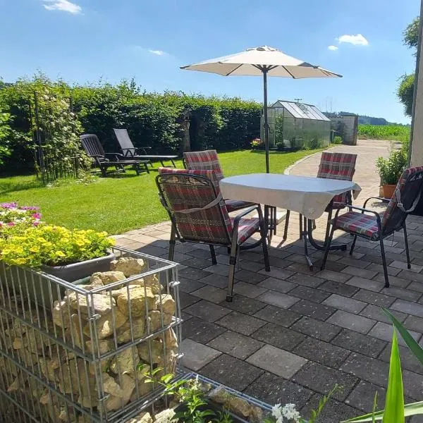 Ruhig gelegene Ferienwohnung im Grünen mit Terrasse und kleinem Garten, hotel v destinácii Rotthalmünster