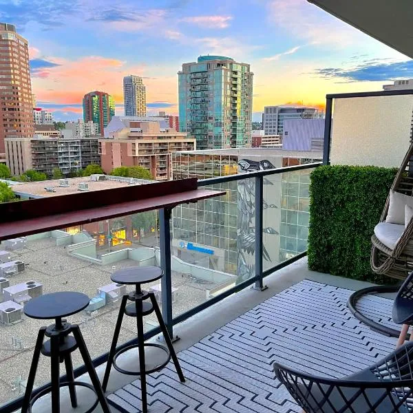 LUXURY DT, 2 Bedroom DEAL, Private Balcony, Full Kitchen, Gym - FREE PARKING, hótel í Calgary