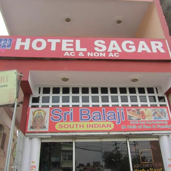 Hotel Sagar, hotell i Agra