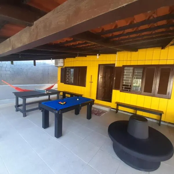 CASA PERTINHO DA PRAIA PARA ATÉ 12 PESSOAS COM MESA DE SINUCA E PING PONG aceita pets, готель у місті Бомбіняс