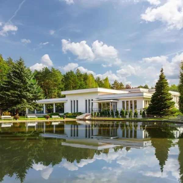 Perła Leśna Nadarzyn, hotel en Rozalin