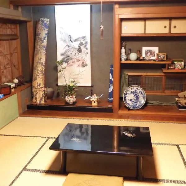 Traditional Japanese House with beautiful garden, hotel en Hirakata