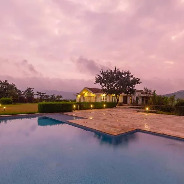 StayVista's Shivom Villa 12 - A Serene Escape with Views of the Valley and Lake, hotel in Khandala