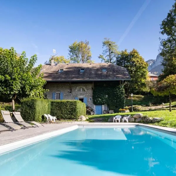 Le Moulin de Dingy - House with 6 bedrooms & swimmingpool 20 mn from Annecy, hotelli kohteessa Talloires