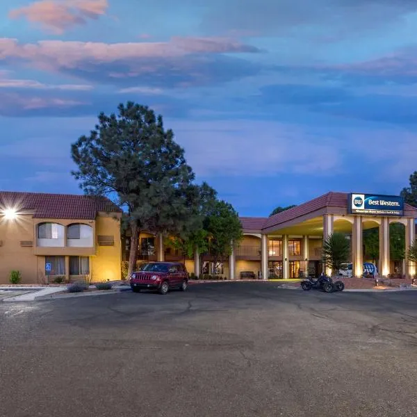 Best Western Airport Albuquerque InnSuites Hotel & Suites, хотел в Албакърки