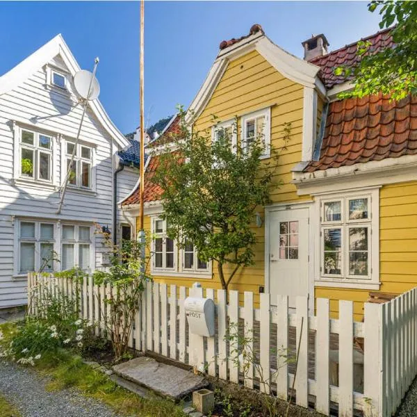 Charming Bergen house, rare historic house from 1779, Whole house，位于Åsane的酒店