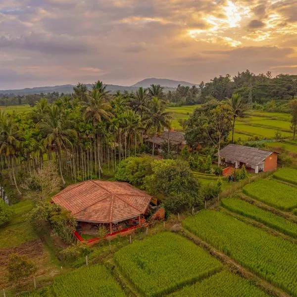 StayVista at Firefly By The River with Breakfast, hotel in Kushālnagar