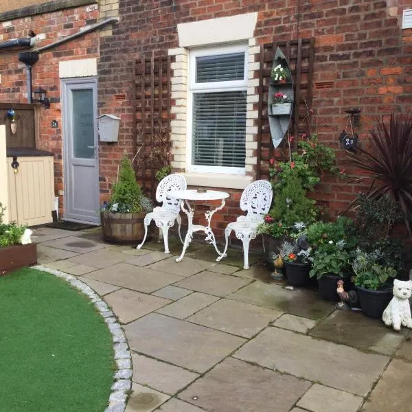 Leafy Lytham central Lovely ground floor 1 bedroom apartment with private garden In Lytham dog friendly, hotel em Rufford