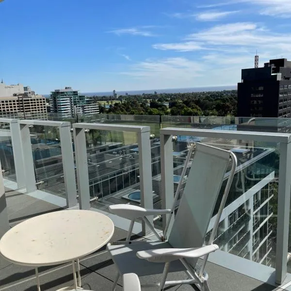 The Fawkner Apartment Bay-view pool/Gym Free Parking, hotel em Melbourne