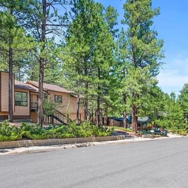 Kathys Cabin, King Bed, Hot Tub, Near-NAU & Downtown attractions, Perfect Year-Round Mountain Getaway, hotel en Flagstaff