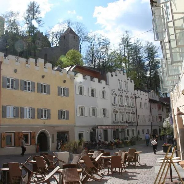 Hotel Krone, hotel em Brunico