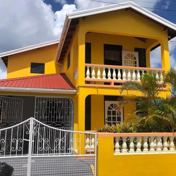 DonaMae 2 story Barbados House، فندق في بريدج تاون