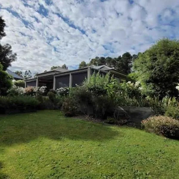 Quiet family retreat getaway - Wildlife Park, Sovereign Hill, Kryall Castle and city at your door - modern house, 8 guests, 4 bedrooms, 5 beds, hotelli kohteessa Ballarat