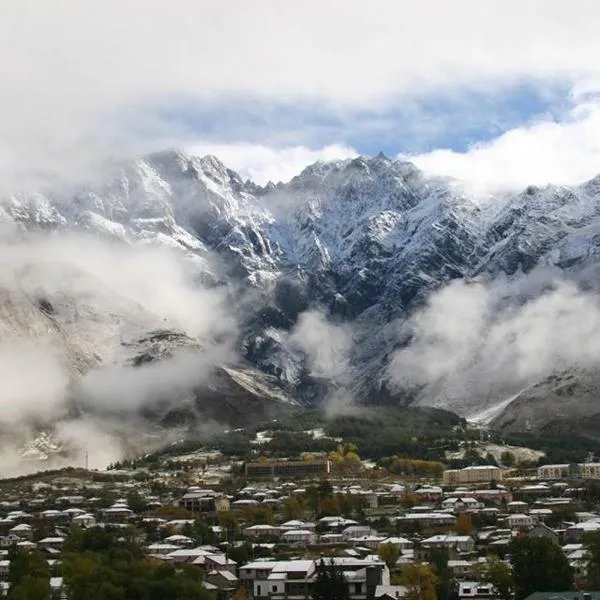 HQ of Nove Sujashvili, hótel í Kazbegi