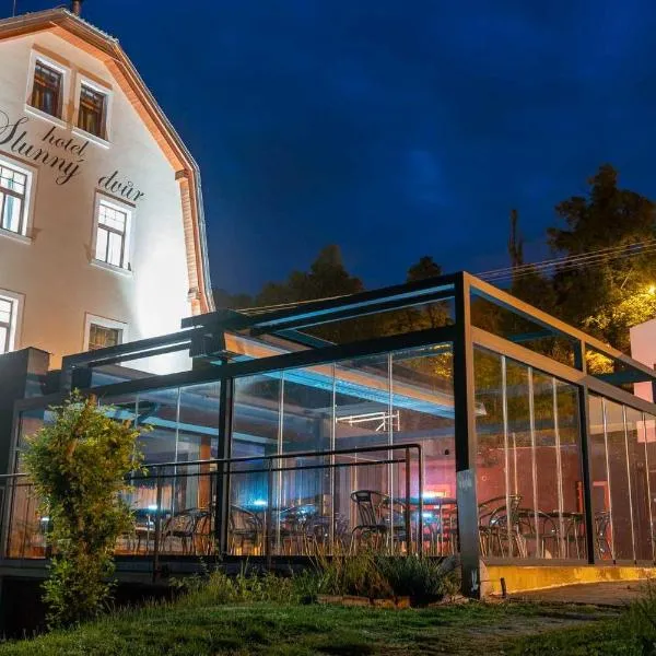 Hotel Slunný Dvůr، فندق في جيسينيك