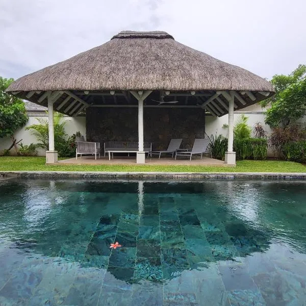 Villa de Luxe à Grand Baie avec piscine V12, hotel in Grand Bay