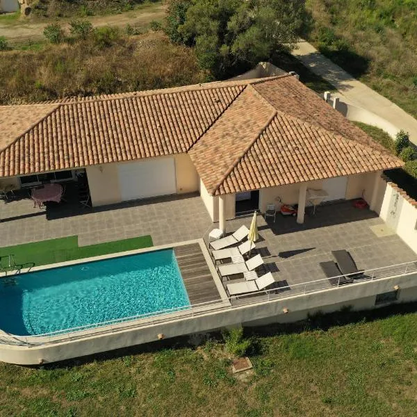 Villa climatisée avec piscine, hótel í Favone