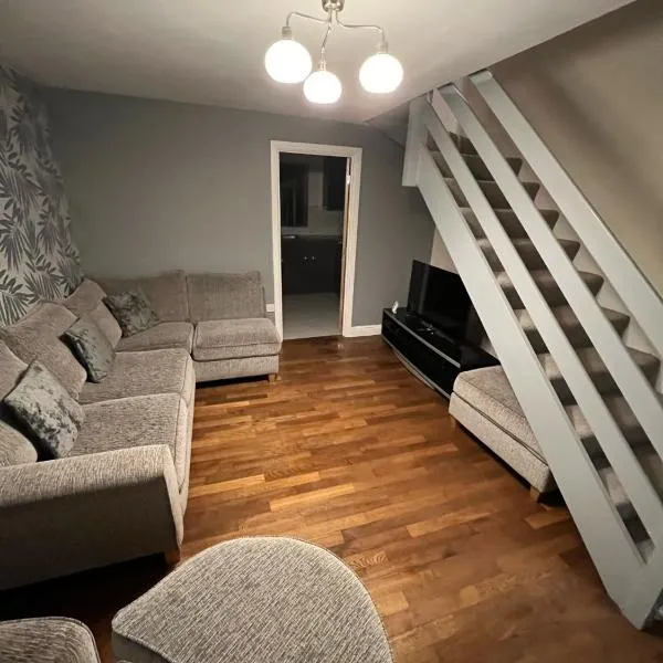 2 bed semi-detached house, hotel en Warrington