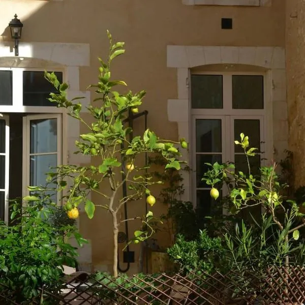 Maison des Pilastres au cœur d'Auxerre, hotel u gradu Okser