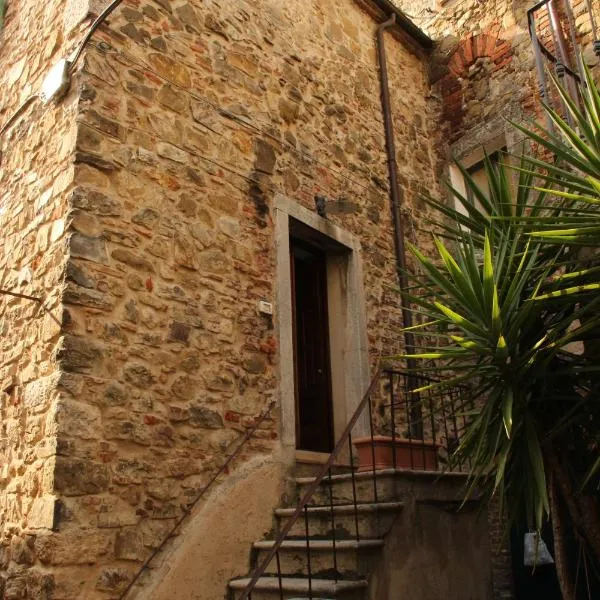 Trilocale nel centro storico, hotel a Saturnia