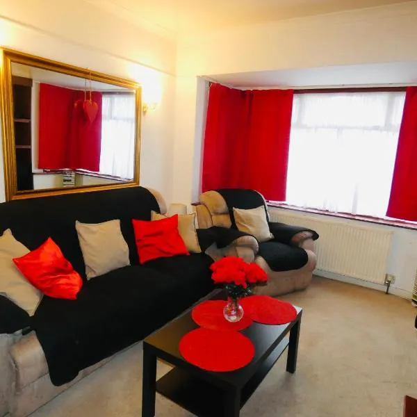 SPACIOUS 3 BED HOUSE WITH PARKING & GOOD TRANSPORT, hotel en Croydon