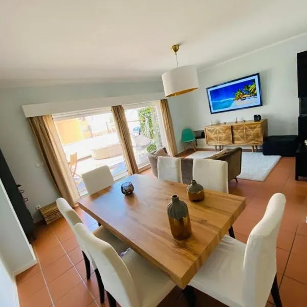 Cabedelo BEACH LOFT, quartos em apartamento compartilhado a 5 minutos da praia, hotel v mestu Viana do Castelo