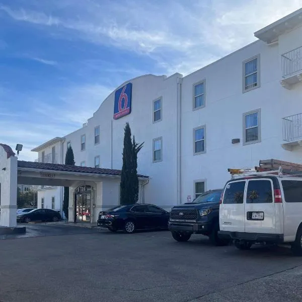 Motel 6 Dallas TX Downtown, хотел в Далас