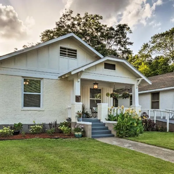 Remodeled Downtown Hot Springs Home with Porch, hôtel Hot Springs