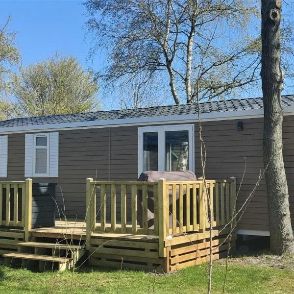 Bj Chalets - De Rug 3 - Vakantiepark Lauwersoog - Luxe chalet MET vaatwasser en inloopkast! Vroege incheck! MET AIRCO!, hotel di Dokkum