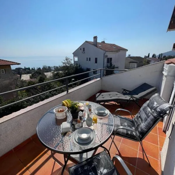 Apartment Lady Daniela mit Meerblick in Lovran, hotel di Lovran