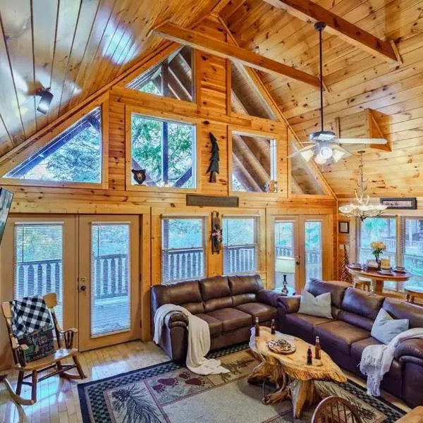 Stunning Mountain Cabin w/ Views, hotell i Gatlinburg