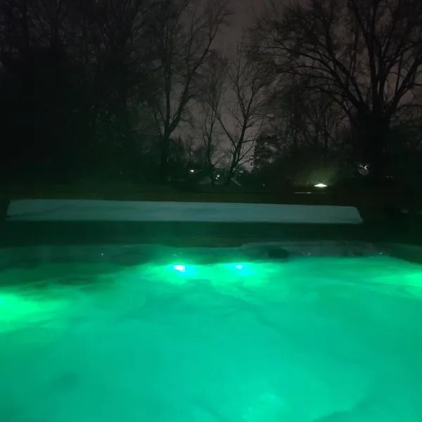 Outdoor Hot Tub and Cozy King Bed, hotell i Lansing