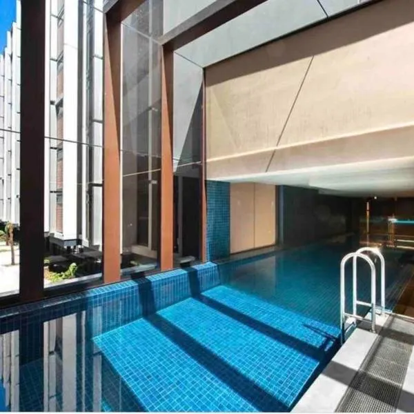 Midnight Luxe 2BR 2Bath Apartment 408 in the heart of Braddon Pool Sauna L4 Views Secure Parking Wine WiFi, hotel u gradu Kanbera